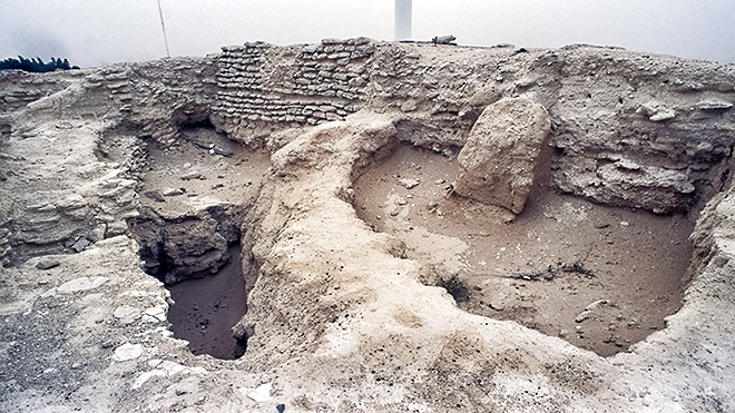 بقايا معمورةٍ تعود إلى الألف الثالث قبل الميلاد، في تل أبر